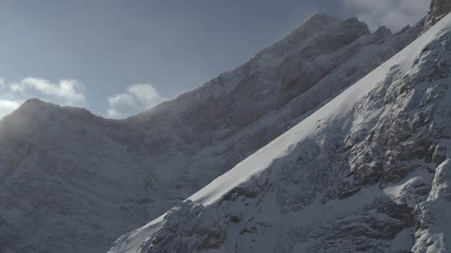 飞行在加拿大落基山脉雪山| 4K视频素材