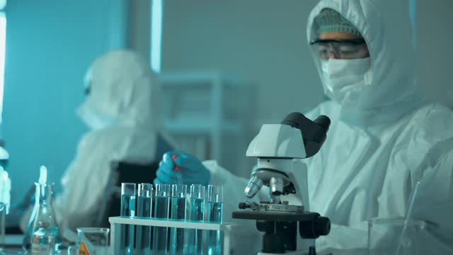 科学家们正在实验室里使用科学试管进行研究，以检测Covid-19。视频素材