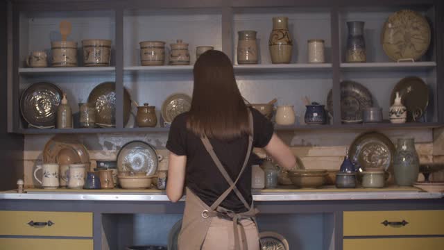 年轻女子站在她的可持续陶瓷商店里视频素材