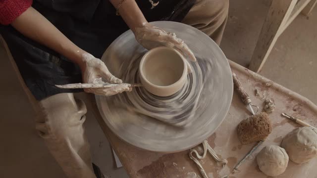 一名年轻女子在她的陶艺工作室里制作陶轮视频下载