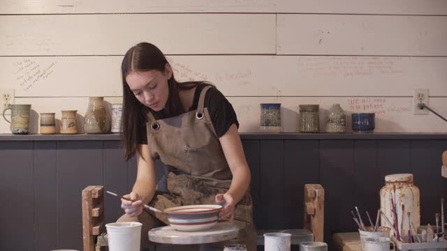 年轻女子在做她的陶轮视频素材