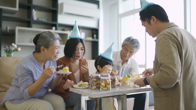 亚洲华人父母和祖父母一起庆祝儿子的生日视频素材