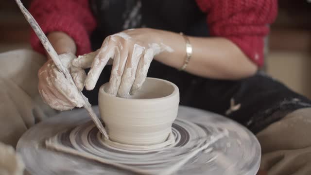 一名年轻女子在她的陶艺工作室里制作陶轮视频下载