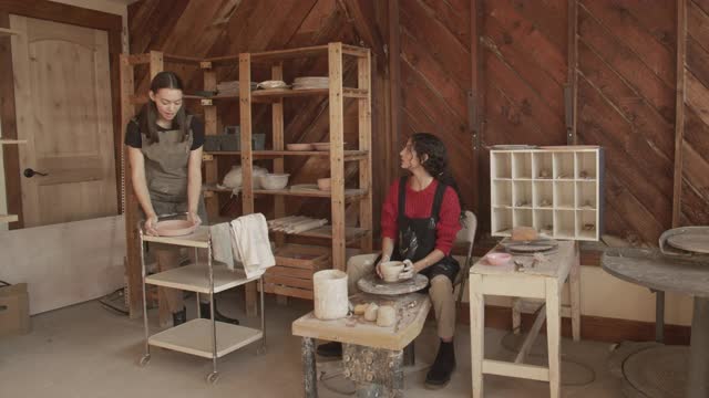 在陶瓷工作室工作的年轻女性视频素材