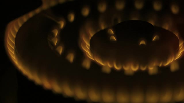 煤气炉上的火，背景为黑色视频下载