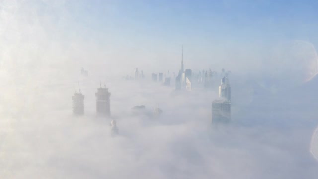 在冬季，迪拜天际线上空雾的时间间隔视频素材