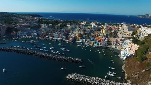 Procida, La Corricella海港鸟瞰图。那不勒斯意大利坎帕尼亚。文化之都2022视频下载