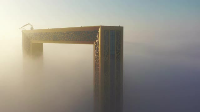 空中鸟瞰迪拜框架在冬季被雾覆盖的镜头视频素材