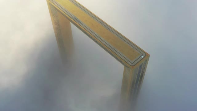空中鸟瞰的迪拜框架覆盖在雾在冬季视频素材