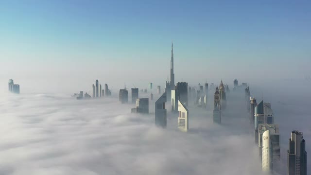 空中鸟瞰迪拜天际线在冬季的雾视频素材