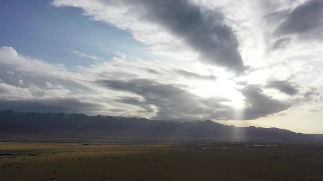 祁连山牧场丰富牧草的实时/鸟瞰图视频素材
