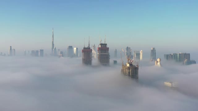 鸟瞰图的雾在迪拜天际线和框架在冬季视频素材