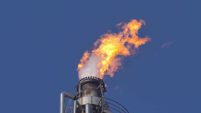 炼油厂燃气火炬烟囱顶部火灾的慢速燃烧视频素材