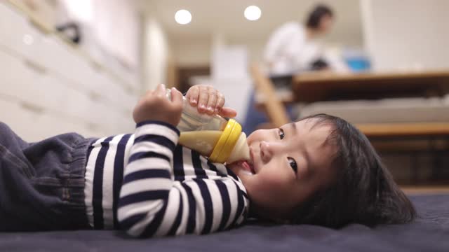 小男孩独自喝着牛奶视频下载