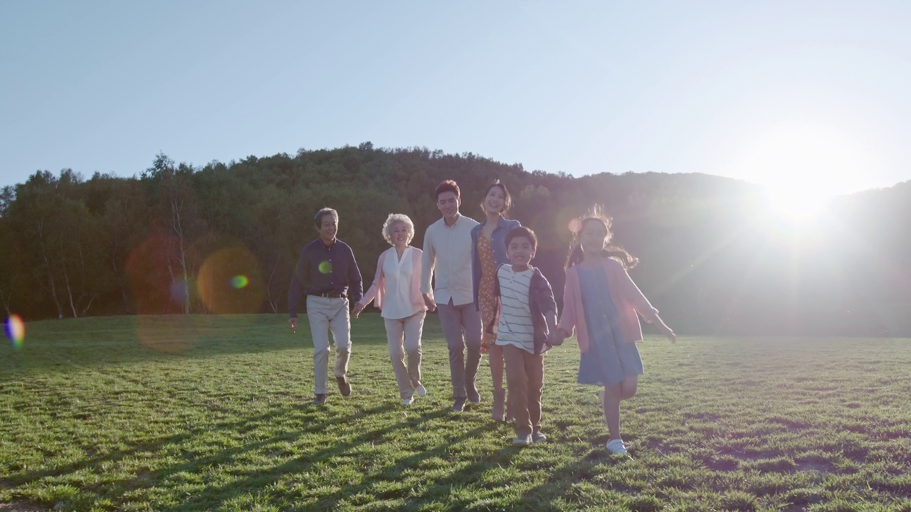 幸福家庭牵着手奔跑，4K视频素材