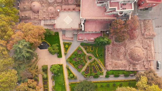 第比利斯市中心海达尔·阿利耶夫花园鸟瞰图。高加索时尚的现代公园和旅游视频素材