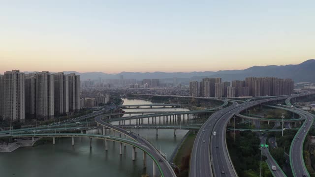 城市立交高架桥交通流鸟瞰图视频下载