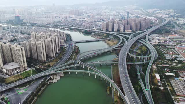在一个宏伟的城市立交高架桥上的交通流无人机视图视频下载