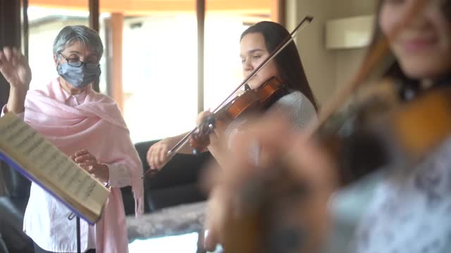小提琴老师在家兼职上课视频素材