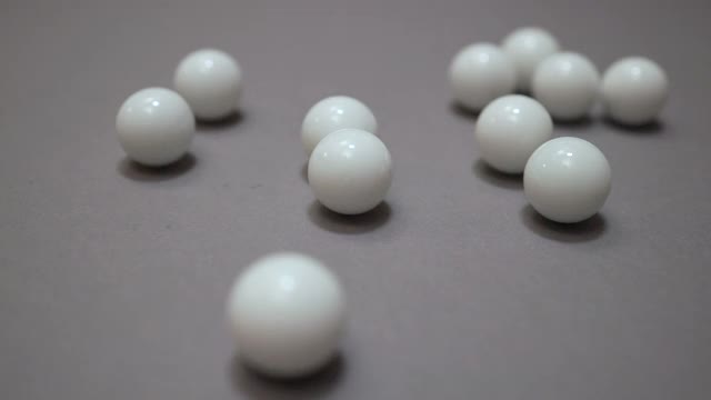 白色的球在灰色的表面上随机碰撞视频下载