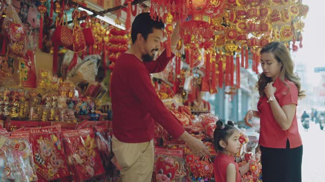 亚洲家庭购物庆祝中国新年。视频素材