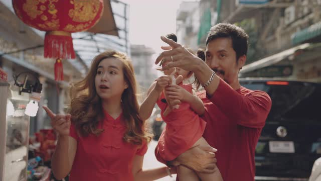 亚洲家庭购物庆祝中国新年。视频素材