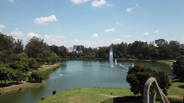 鸟瞰Ibirapuera公园喷泉，São圣保罗，巴西视频下载