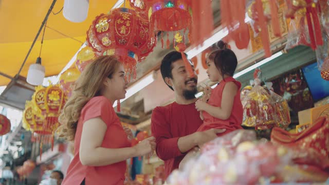 亚洲家庭购物庆祝中国新年。视频下载