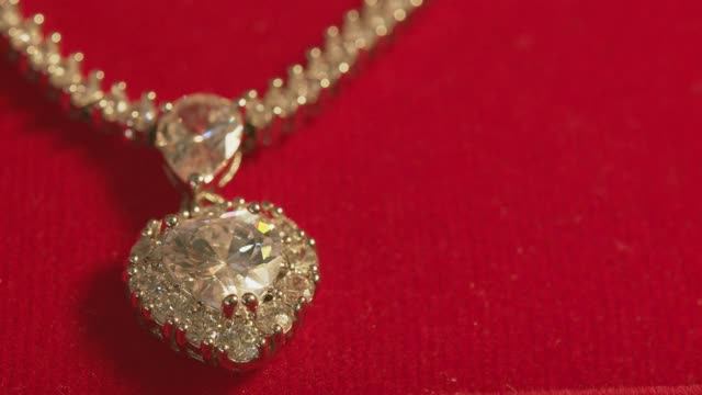 订婚用的钻石项链视频下载