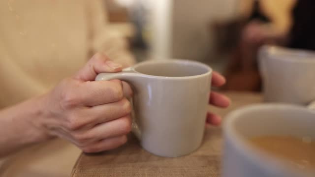 日本妇女在咖啡馆喝咖啡视频下载