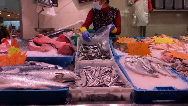 新鲜的鱼和海鲜，有机鱼贩在市场与冰视频下载
