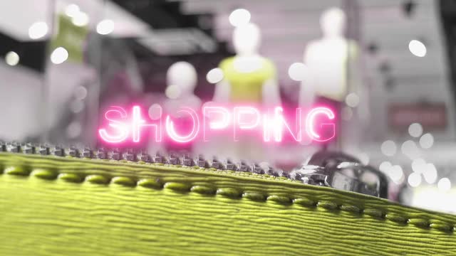 销售和购物概念。一个特写包和游客在一个时尚精品店的背景。高清视频。视频下载