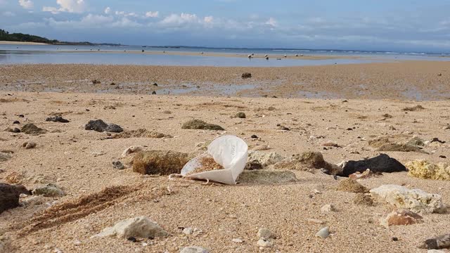 在新冠肺炎大流行期间，被丢弃在巴厘岛努沙杜瓦海滩上的冠状病毒口罩视频素材