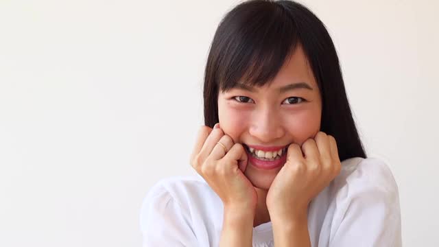 亚洲女人笑得很开心。视频下载