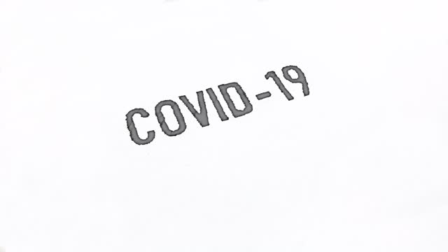 血滴在一张标有“Covid-19”的白纸上视频下载