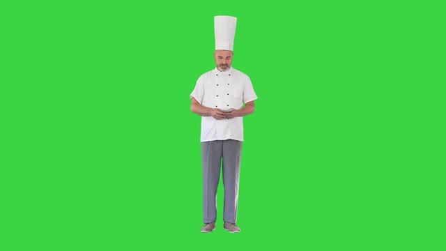 餐馆生意兴奋的厨师在绿色屏幕上拿着钱，色度钥匙视频素材