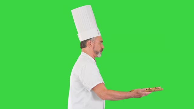 厨师拿着披萨在绿屏上快速行走，色度之钥视频素材