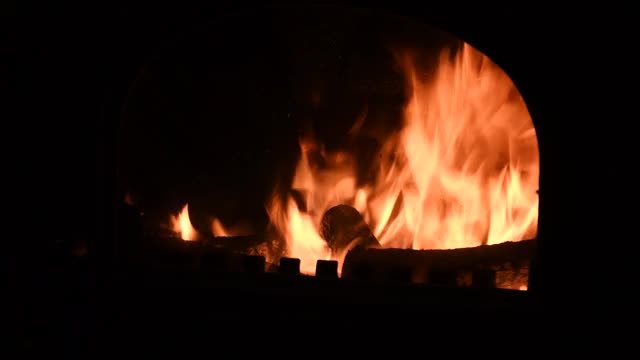 燃烧的火焰与火花在乡村炉内视频素材
