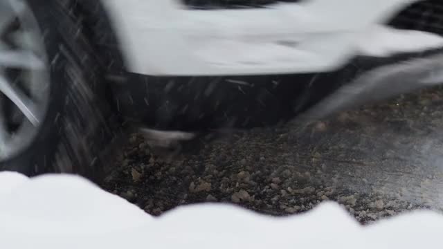 大雪过后，汽车在覆盖着积雪的城市街道上行驶视频下载