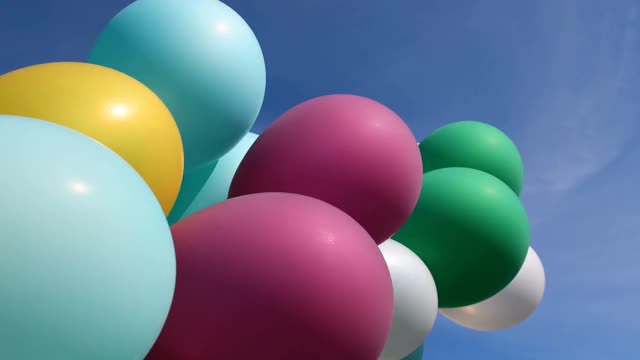 一堆彩色气球。视频下载