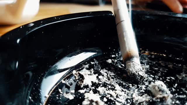 烟灰缸里的烟视频素材