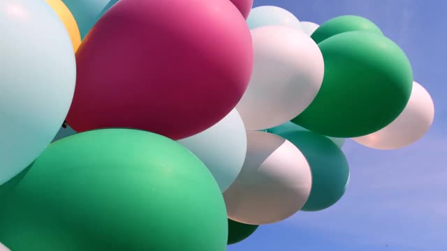 一堆彩色气球。视频下载