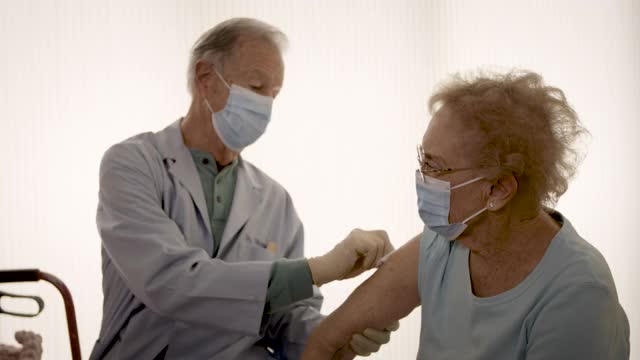 老年妇女接种疫苗视频素材