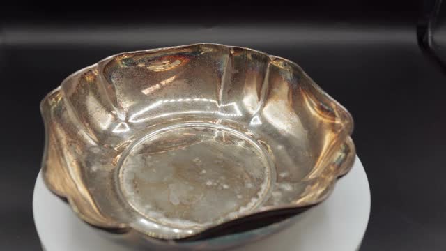 顶视图的古董银碗与生锈的表面孤立在黑色的背景，古董器皿逃离市场，旧的收藏餐具的概念视频下载