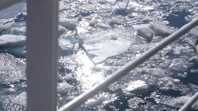 船在冰中航行视频素材