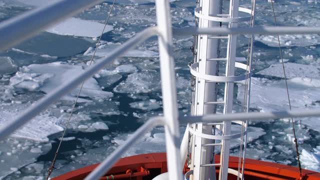 船在冰中航行视频素材