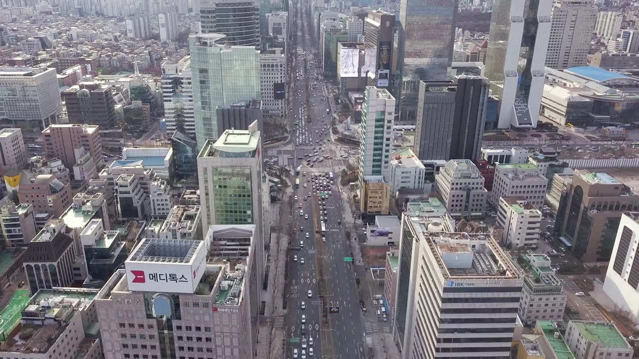 在韩国首尔三城区/江南区，Teheranno路和韩国世贸中心周围的摩天大楼视频下载