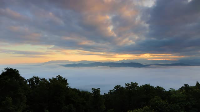 间隔拍摄。4 k。晨曦中云雾缭绕的山景。视频素材