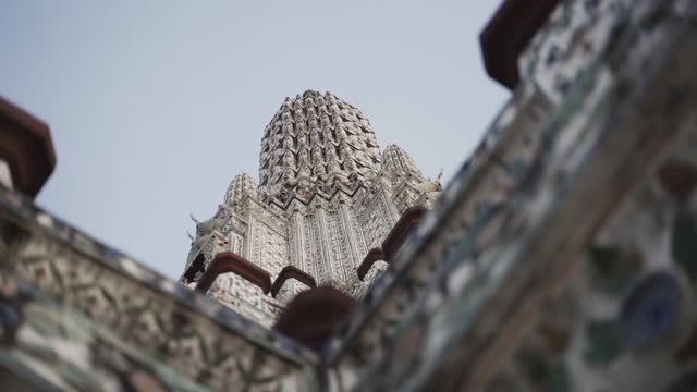 倾斜拍摄的Wat Arun佛教寺庙在曼谷，泰国视频素材