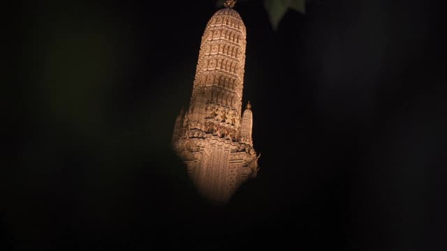 夜间曼谷河畔佛寺的顶部部分视频素材